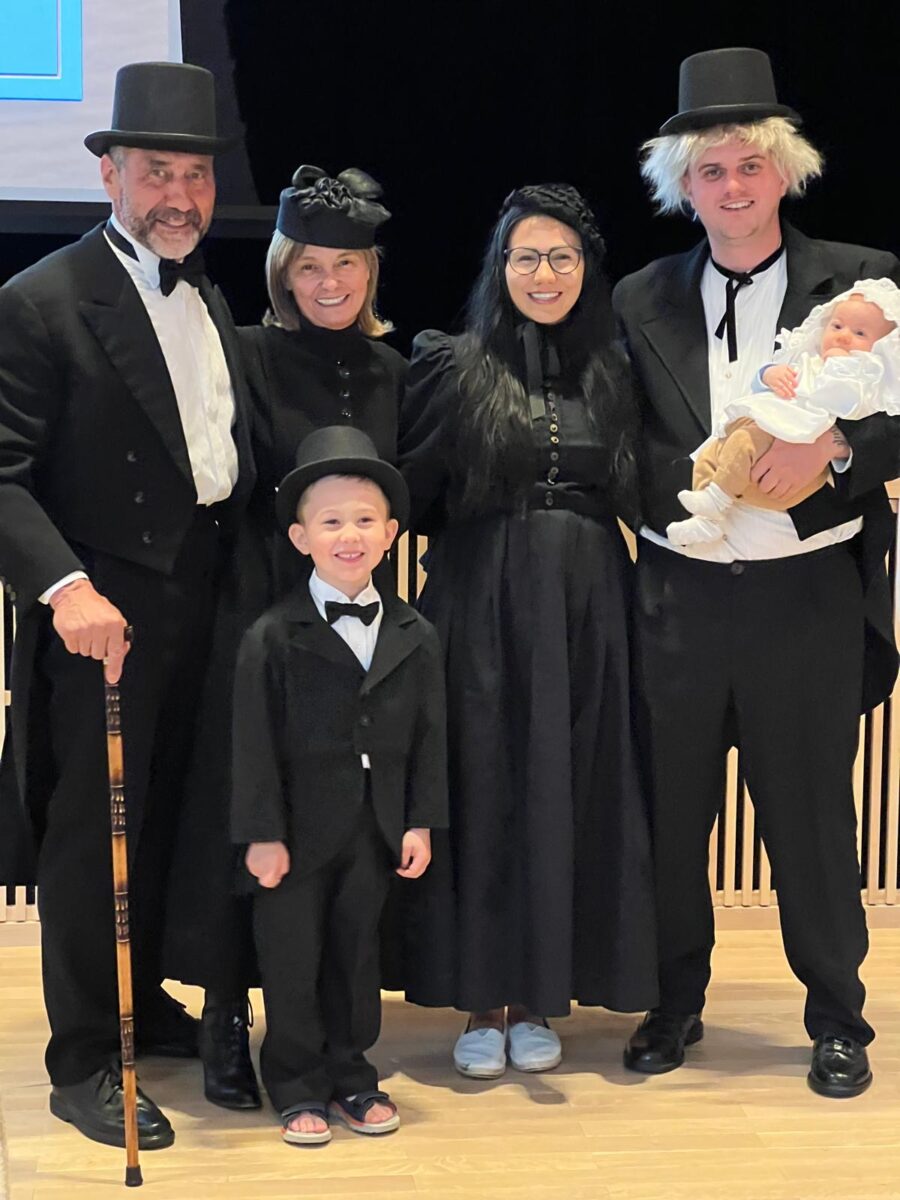 Familientreffen in historischen Kostümen um 1900 