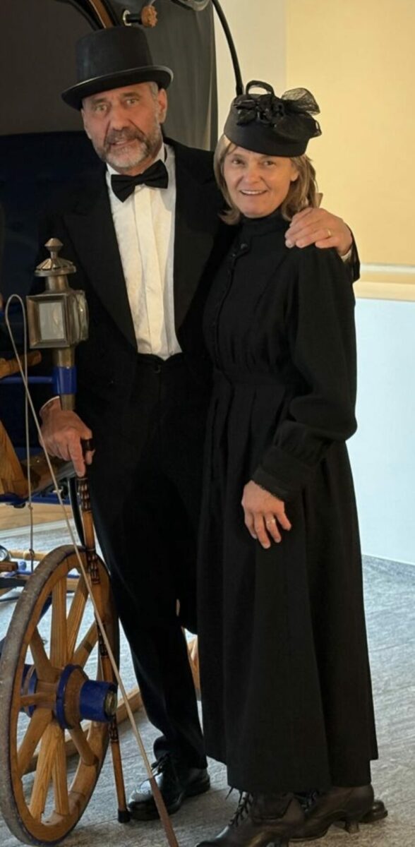 Familientreffen in historischen Kostümen um 1900 