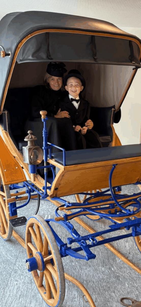 Familientreffen in historischen Kostümen um 1900 