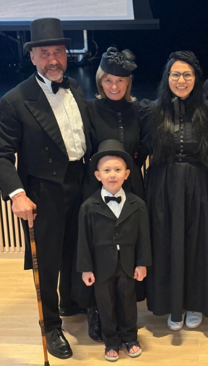 Familientreffen in historischen Kostümen um 1900 
