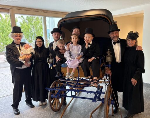 Familientreffen in historischen Kostümen – wie um 1900