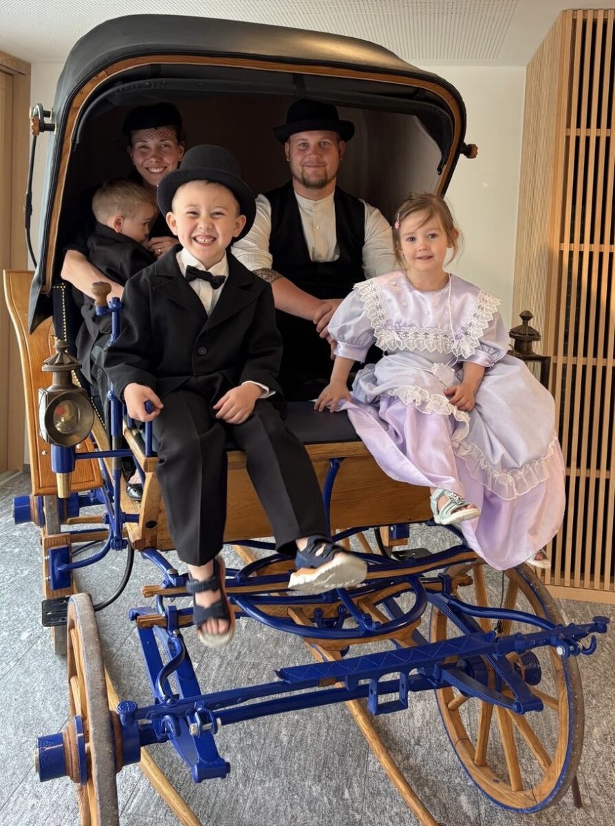 Familientreffen in historischen Kostümen um 1900 