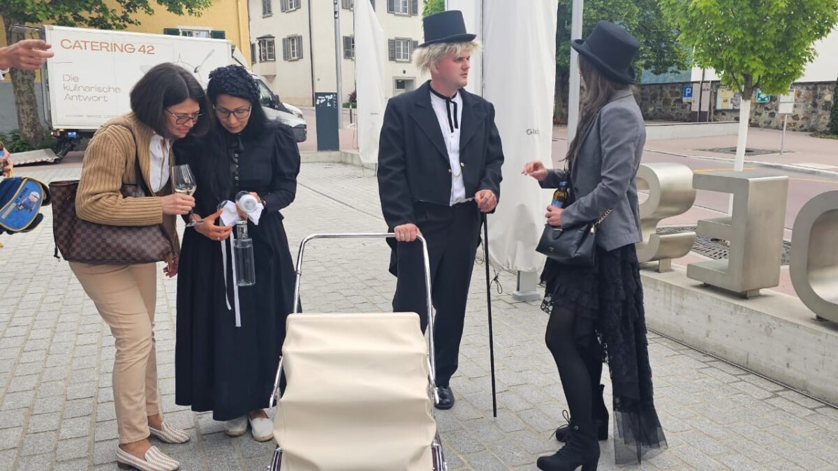 Familientreffen in historischen Kostümen um 1900 
