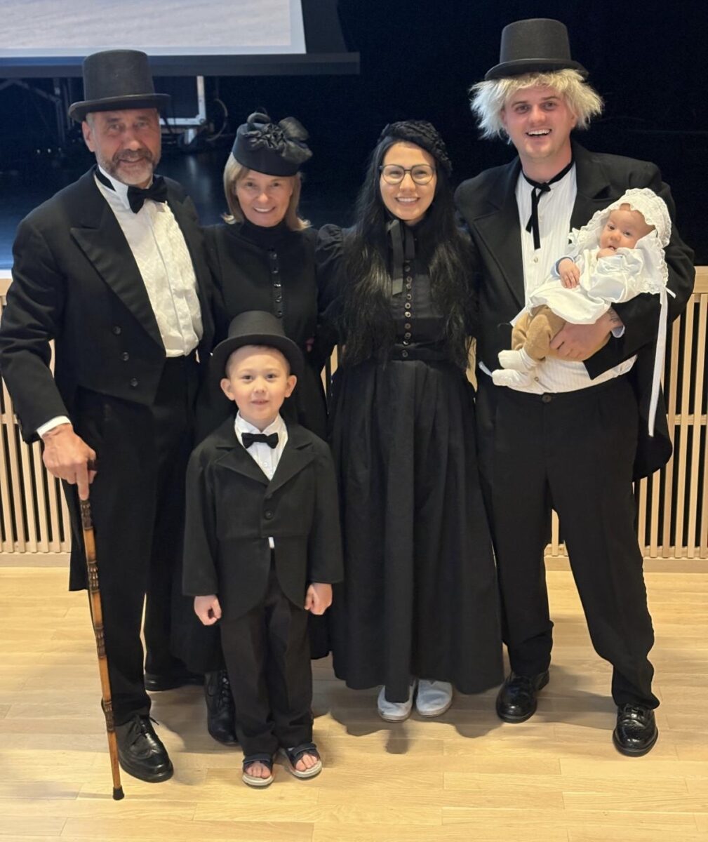 Familientreffen in historischen Kostümen um 1900 