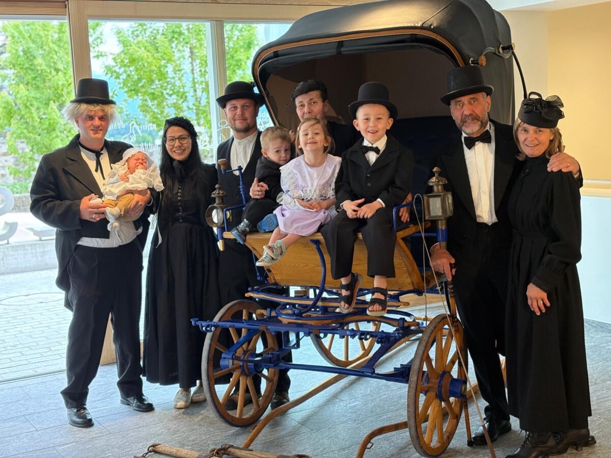 Familientreffen in historischen Kostümen um 1900 